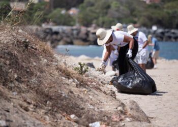 Voluntarios recogen 394,5 kilos de plástico en playa de La Guaira con el apoyo de la UE