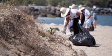 Voluntarios recogen 394,5 kilos de plástico en playa de La Guaira con el apoyo de la UE