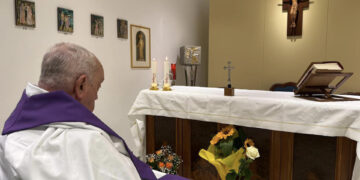 El Vaticano difunde la primera foto del papa Francisco desde su hospitalización