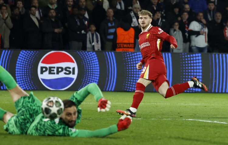 El jugador del Liverpool Harvey Elliott (d) supera al portero del PSG Gianluigi Donnarumma durante el partido de ida de octavos de la UEFA Champions League que han jugado Paris Saint-Germain y Liverpool FC, en París, Francia. EFE/EPA/MOHAMMED BADRA