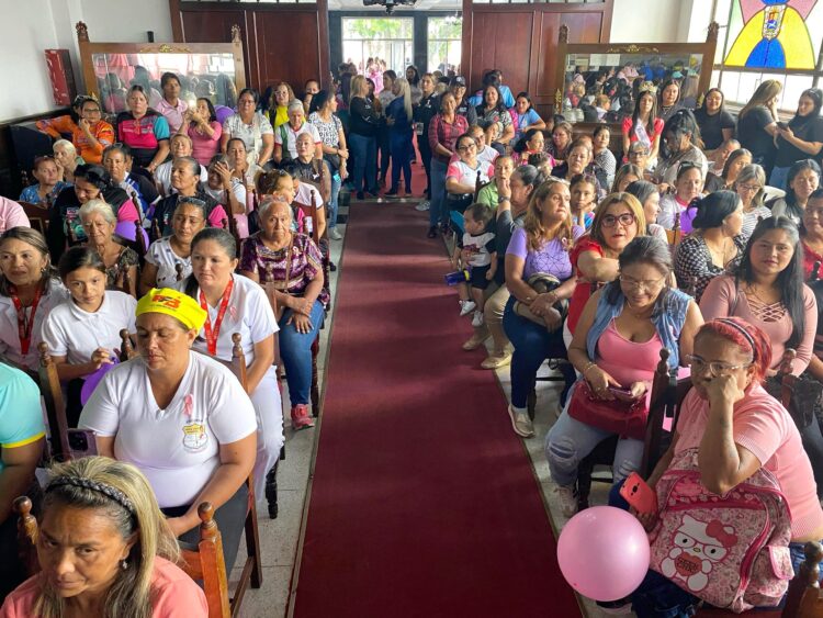 Movimiento femenino pleno el salón de sesiones