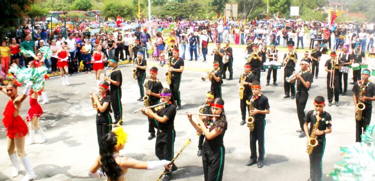 El recorrido del desfile finalizó en el estacionamiento del Aeropuerto Antonio Nicolás Briceño (Fotos Cortesía Luis Huz)