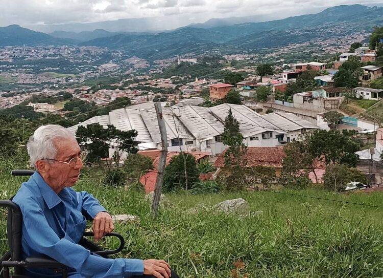 Walter Márquez cerca de los galpones de la empresa de Ricardo Albacete en la localidad de Palmira, municipio Guásimos del estado Táchira. Foto: cortesía