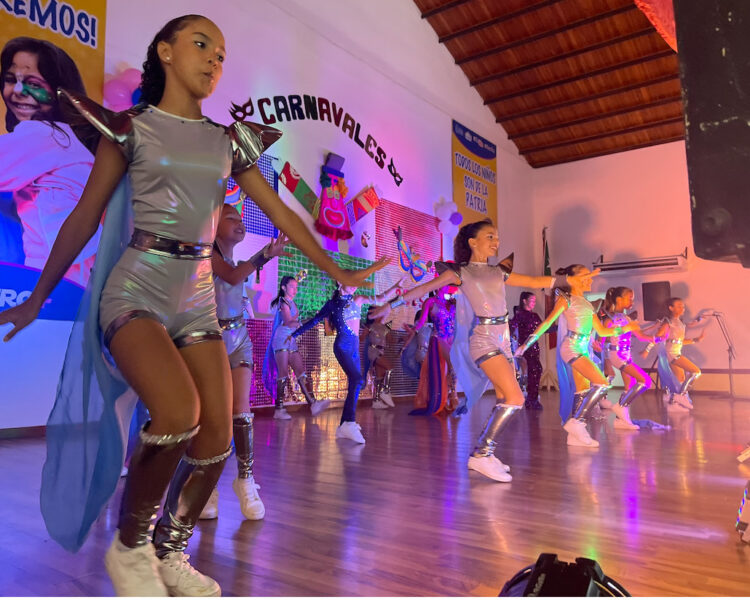 Octavita de Carnaval del CIAV fue una explosión de color y alegría