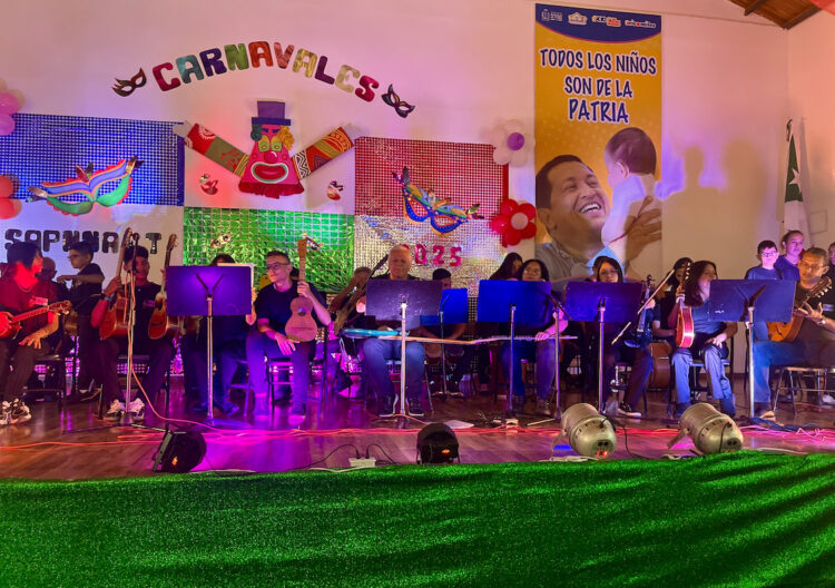 Octavita de Carnaval del CIAV fue una explosión de color y alegría