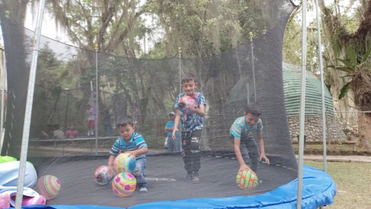 Familias de Mérida disfrutan del Carnaval Infantil en el parque La Isla