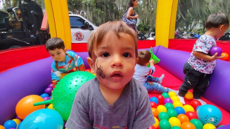 Familias de Mérida disfrutan del Carnaval Infantil en el parque La Isla