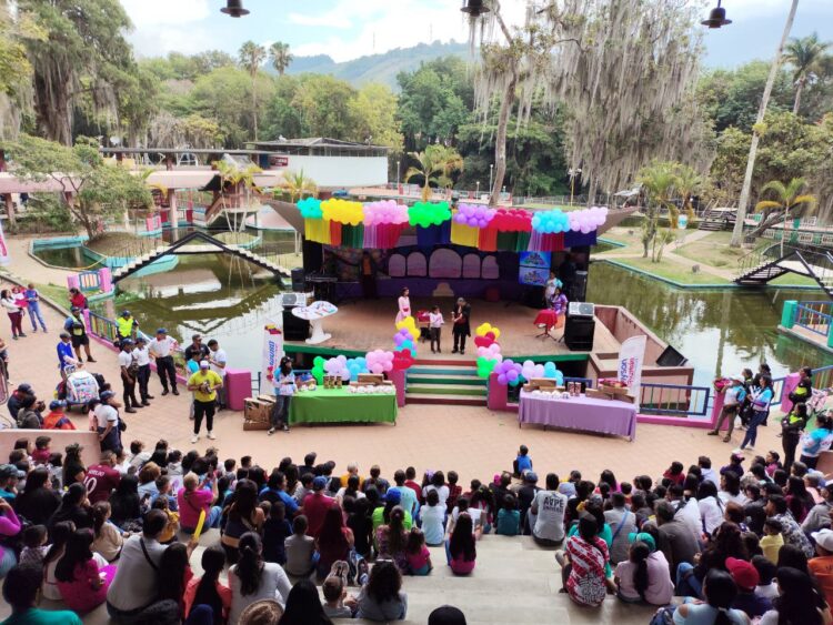 Familias de Mérida disfrutan del Carnaval Infantil en el parque La Isla