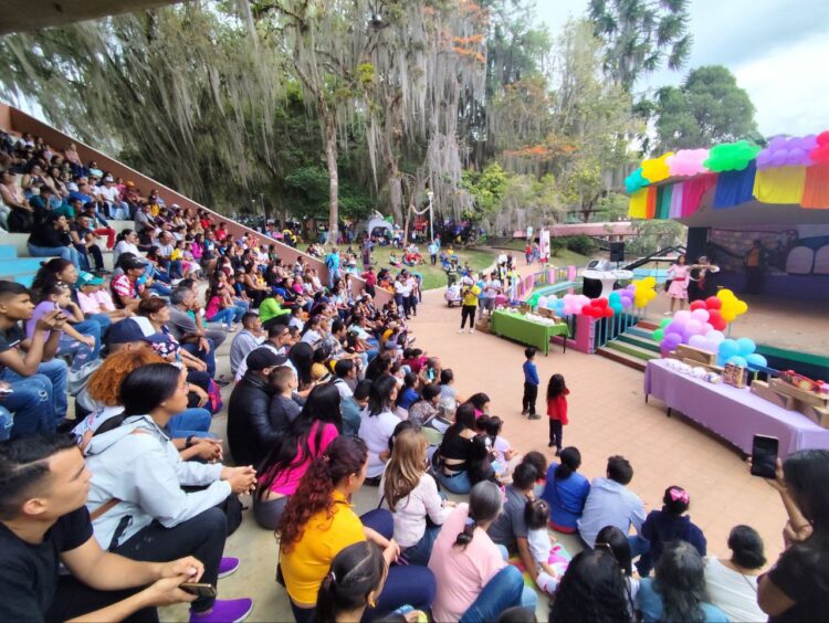 Familias de Mérida disfrutan del Carnaval Infantil en el parque La Isla