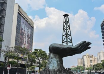 Problemática socioeconómica y rescisión de  licencias petroleras  |  Por: Isaías Márquez