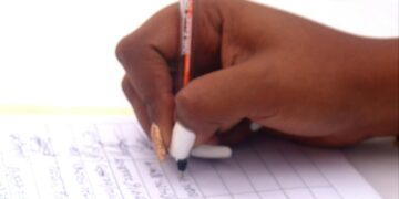 Madre de trujillano deportado de EE.UU.: “lo iban a trasladar a México y nuestra sorpresa fue verlo en redes sociales cuando lo trasladaron a El Salvador”