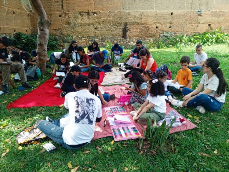 Todo un éxito «Llégate y dibuja»