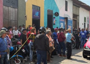 Boconeses pasan más de ocho horas esperando ser atendidos en el Saime