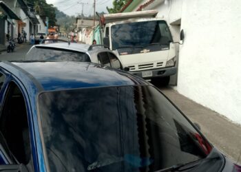 Trujillo | Camión NPR impacta contra vivienda y dos vehículos en Campo Elías