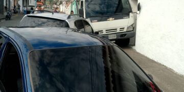 Trujillo | Camión NPR impacta contra vivienda y dos vehículos en Campo Elías