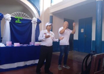 Autoridades y personas con discapacidad auditiva tuvieron taller de lenguaje de señas
