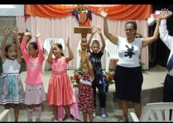 Los pequeños de la casa le cantan al Señor