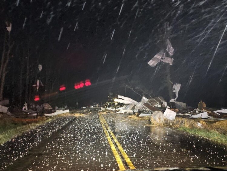 Fotografía facilitada este sábado, 15 de marzo, por la Patrulla de Carreteras del Estado de Misuri en la que se registró una copiosa caída granizo y los daños causados por una serie de fuertes tormentas que azotaron la víspera el Medio Oeste del condado de Seymour (Misuri, EE.UU.). EFE/Austin James/ Patrulla de Carreteras del Estado de Misuri