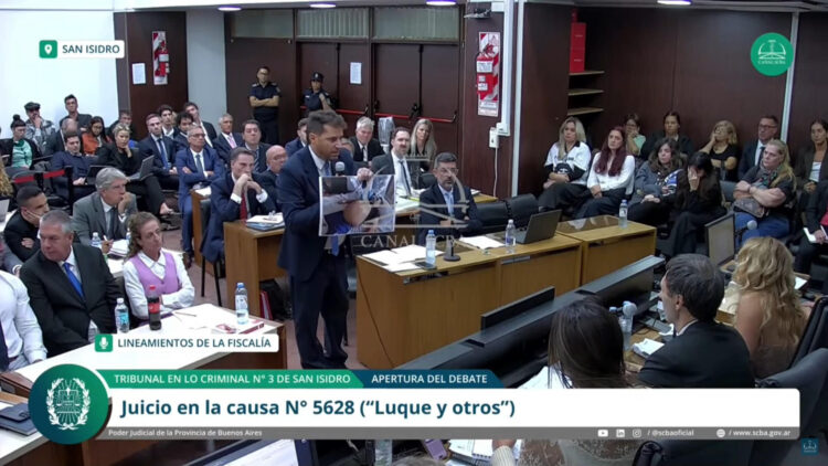 Captura de pantalla de un video de la Suprema Corte de la Provincia de Buenos Aires del fiscal general adjunto del tribunal de San Isidro, Patricio Ferrari, mostrando una foto durante la primera audiencia del juicio sobre el fallecimiento de Diego Armando Maradona postrado en una cama y tomada en el contexto de su muerte. EFE/ Suprema Corte de la Provincia de Buenos Aires