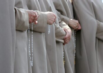 «Violaciones sagradas», el libro que aborda el olvidado crimen de los abusos a las monjas