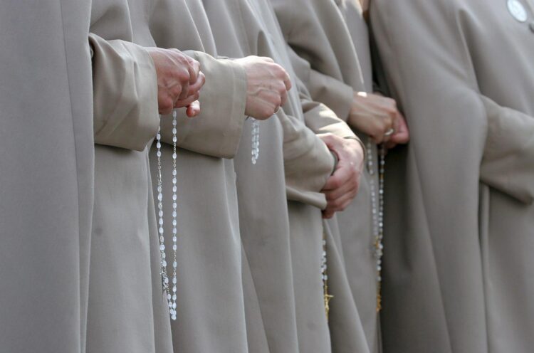 Imagen de archivo de un grupo de monjas que reza el rosario. EFE/Jim Hollander.