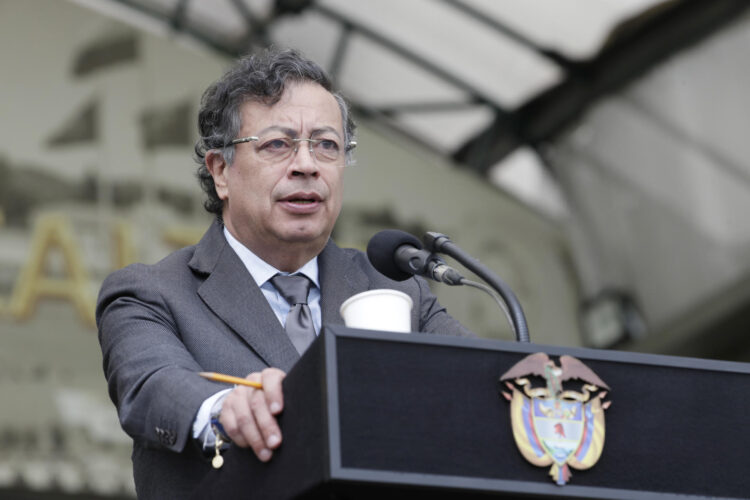 AME8597. BOGOTÁ (COLOMBIA), 11/03/2025.- El presidente de Colombia, Gustavo Petro, pronuncia un discurso en una ceremonia de reconocimiento de tropas de las Fuerzas Militares este martes, en la Escuela Militar José María Córdova en Bogotá (Colombia). EFE/ Carlos Ortega