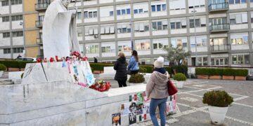 El papa sigue su tratamiento sin ventilación mecánica, tras las insuficiencias respiratorias
