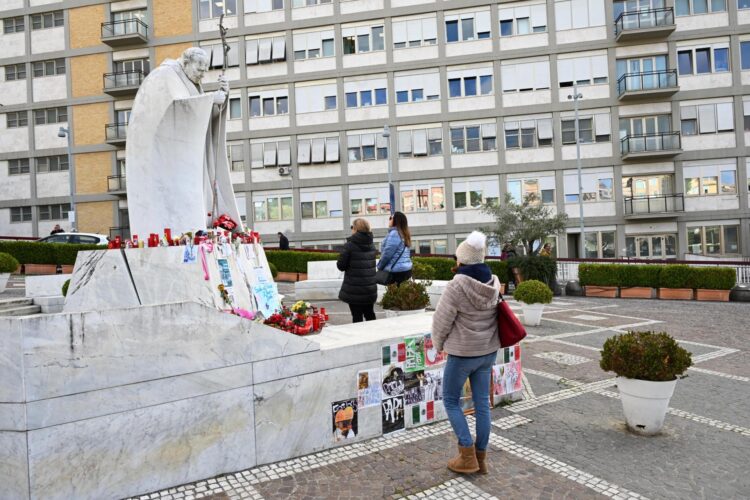 Fieles rezan delante del Policlínico Gemelli de Roma. EFE/EPA/MAURIZIO BRAMBATTI