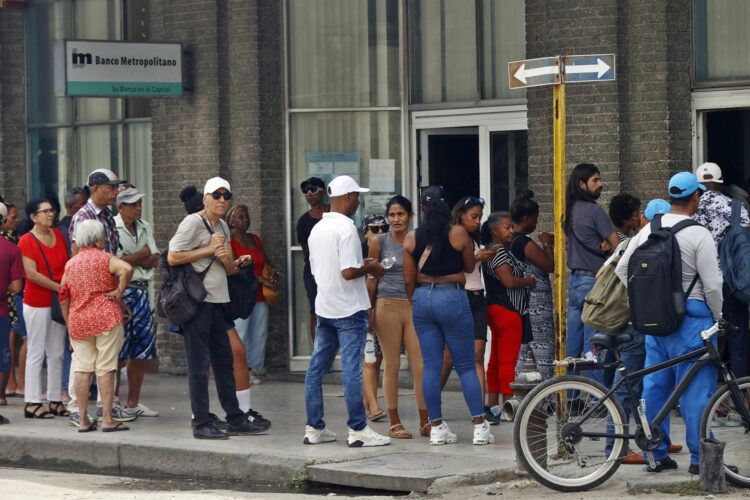 Personas hacen fila para entrar al Banco Metropolitano este viernes, en La Habana (Cuba). EFE/ Ernesto Mastrascusa