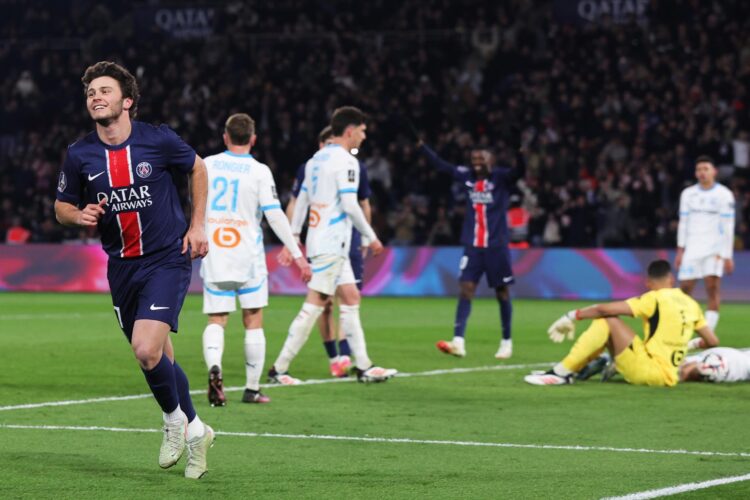 El jugador del PSG Joau Neves (I) celebra un gol durante el aprtido de la Liga 1 que han jugado en París, Francia. EFE/EPA/Teresa Suarez