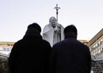 El papa continúa la fisioterapia respiratoria y se le ha retirado la ventilación mecánica