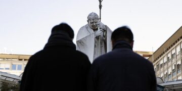 El papa continúa la fisioterapia respiratoria y se le ha retirado la ventilación mecánica