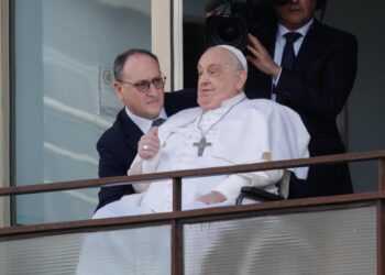 El papa abandona el hospital y reaparece en público