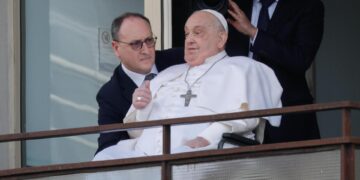 El papa abandona el hospital y reaparece en público