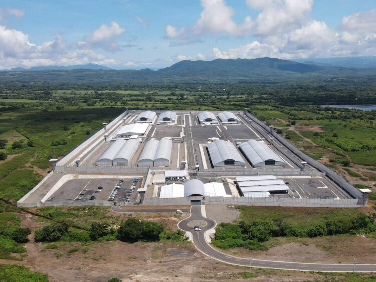 Fotografía de archivo del Centro de Confinamiento del Terrorismo (Cecot), en Tecoluca (El Salvador), que desde inicios de marzo de 2025 alberga a migrantes deportados por Estados Unidos acusados de ser miembros de la organización Tren de Aragua. EFE/Rodrigo Sura