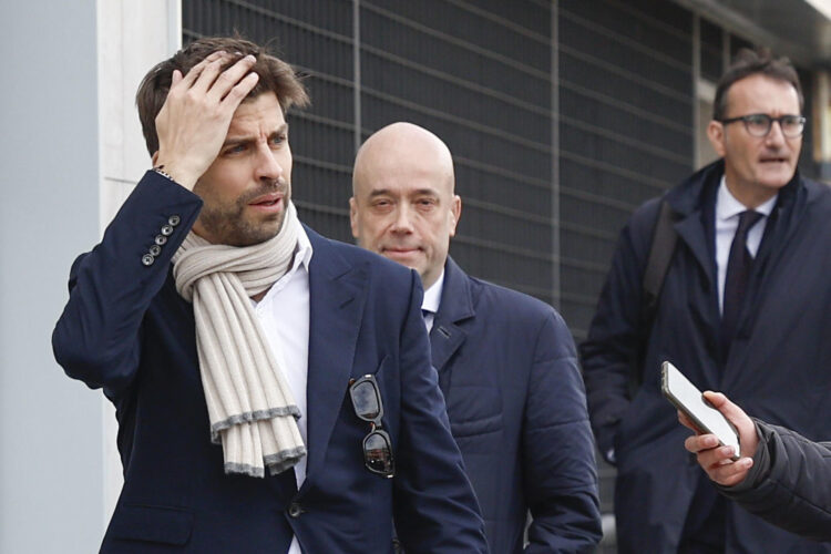 El exjugador del FC Barcelona Gerard Piqué sale de un juzgado de Majadahonda (Madrid) este viernes. EFE/ Rodrigo Jimenez