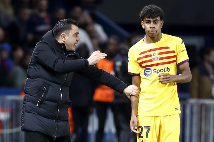 Xavi Hernández (i) da instrucciones a Lamine Yamal durante el partido de ida de los cuartos de final de la Liga de Campeones ante el Paris Saint-Germain, el 10 de abril 2024. EFE/EPA/MOHAMMED BADRA