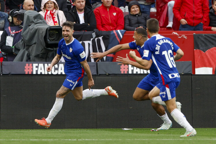 Los jugadores del Athletic celebra el primer y único gol del encuentro durante el partido de LaLiga entre el Sevilla y el Athletic Club, este domingo en el estadio Ramón Sánchez Pizjuán. EFE/ Julio Muñoz