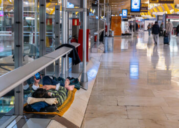 Vivir en un aeropuerto, la realidad de cientos de inmigrantes en Madrid