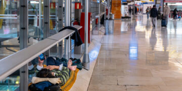 Vivir en un aeropuerto, la realidad de cientos de inmigrantes en Madrid