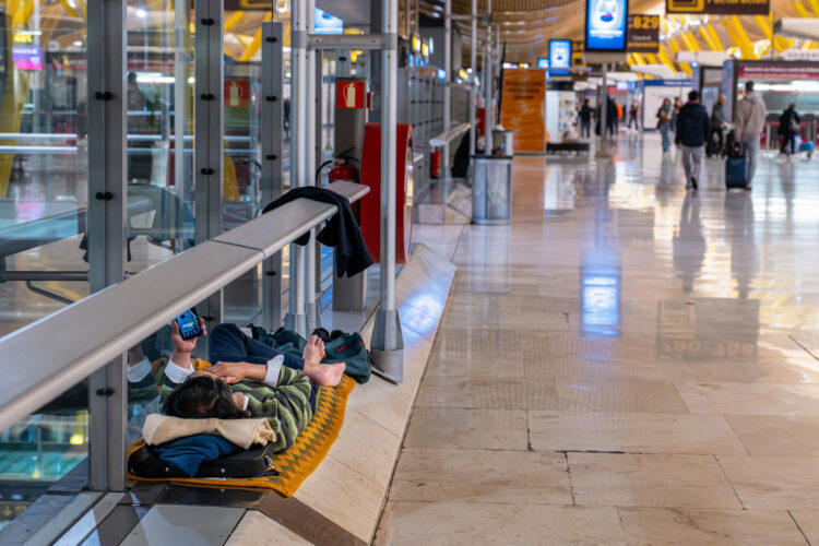 Alrededor de medio millar de personas sin techo, españoles y extranjeros en situación de vulnerabilidad, de todas las edades, algunos con trabajos precarios y otros sin papeles, duermen en el aeropuerto Adolfo Suárez Madrid-Barajas, mientras AENA, la Delegación del Gobierno en Madrid, el Ayuntamiento de la capital y la Comunidad discuten sobre la solución del problema. EFE/Fernando Villar