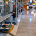 Vivir en un aeropuerto, la realidad de cientos de inmigrantes en Madrid