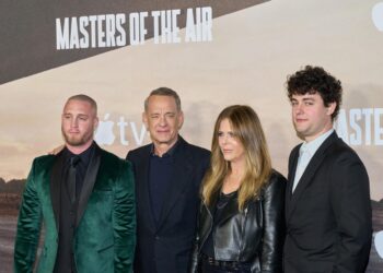 Chet Hanks recrea junto a su padre, Tom Hanks, una escena de ‘Forrest Gump’