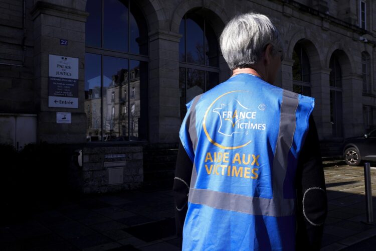 Imagen de archivo de un voluntario de la asociación 'France Victimes' en la entrada del tribunal en Vannes donde el cirujano pederasta Joel Le Scouarnec está siendo juzgado. EFE/EPA/TERESA SUAREZ