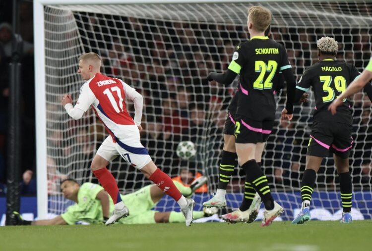 El jugador del Arsenal Oleksandr Zinchenko (I) logra el 1-0 durante el partido de vuelta de octavos de final de la UEFA Champions League que han jugado Arsenal y PSV en Londres, Reino Unido. EFE/EPA/ANDY RAIN