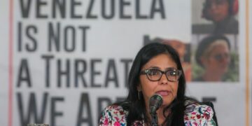 Venezuela invita a petroleras extranjeras a mantener operaciones pese a fin de licencias