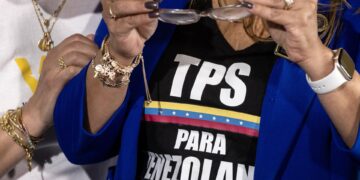 Venezolanos y haitianos piden a juez de EEUU suspender la orden de Trump de acabar el TPS