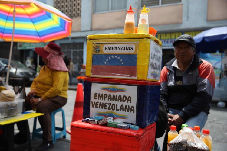 Fotografía de archivo en donde se ve a un migrante venezolano mientras vende sus productos en una calle de Quito (Ecuador). EFE/ Paolo Aguilar