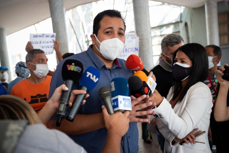 Fotografía de archivo en la que se registró al coordinador de la Red Sindical Venezolana, Mauro Zambrano, al atender a la prensa, en Caracas (Venezuela). EFE/Rayner Peña