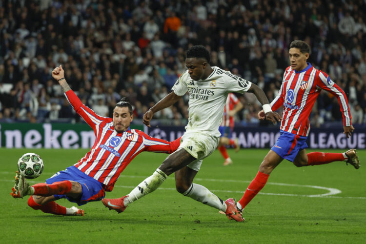 Giméñez, ante Vinicius Junior en el partido de ida. EFE / Juanjo Martín.